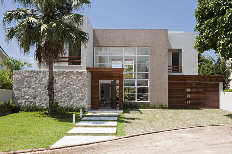 Arquiteta Maira Del Nero – CASA RIVIERA – Revestimento: Cinza Vulcão